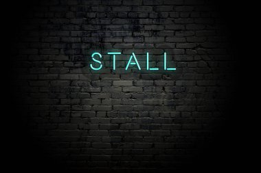 Neon yazıt lı duvar vurgulu