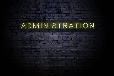 Neon yazıt yönetimi ile vurgulanmış tuğla duvar