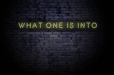 Neon yazıtlı vurgulanmış tuğla duvar