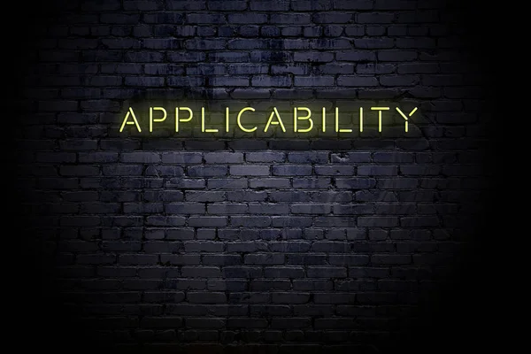 Neon yazıt uygulanabilirliği ile vurgulanmış tuğla duvar