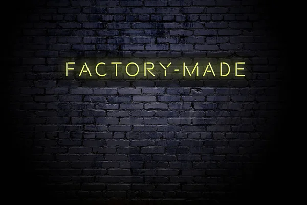 Podświetlona ściana z napisem Neon factorymade — Zdjęcie stockowe