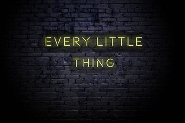 Neon yazıtlı vurgulu tuğla duvar her küçük şey