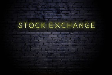 Neon yazıtlı borsa ile vurgulanmış tuğla duvar