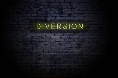 Neon yazıt saptırma ile vurgulanmış tuğla duvar