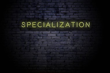 Neon yazıt uzmanlık ile vurgulu tuğla duvar