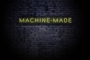 Neon yazıt lı vurgulu tuğla duvar yapımı