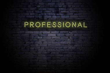 Neon yazıt profesyonel ile vurgulu tuğla duvar