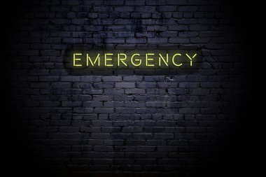 Neon yazıtlı tuğla duvar vurgulu acil