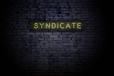 Neon yazıtlı duvar vurgulu