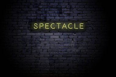 Neon yazıtlı duvar ile vurgulanmış tuğla duvar