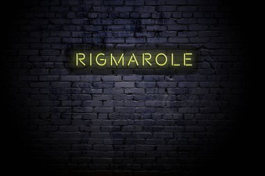 Neon yazıt rigmarole ile vurgulanmış tuğla duvar