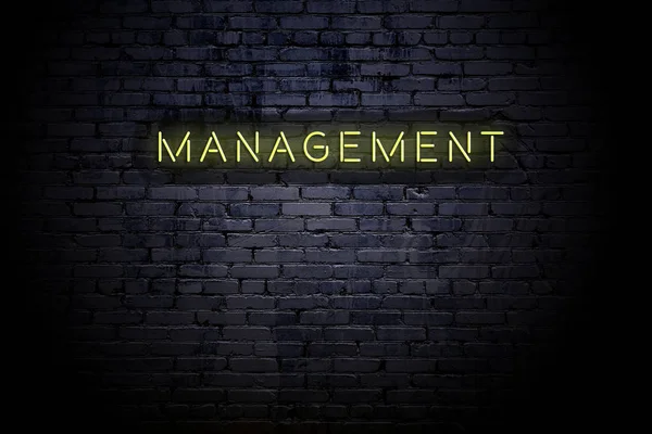 Podświetlana ściana z napisem "Neon Management" — Zdjęcie stockowe