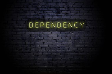 Neon yazıt bağımlılığı ile vurgulanmış tuğla duvar