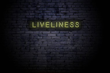 Neon yazıtcanlılık ile vurgulanmış tuğla duvar