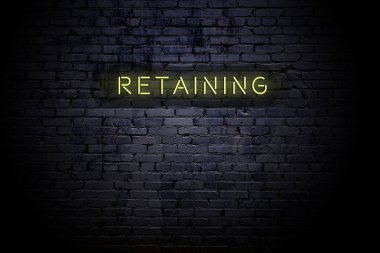 Neon yazıtlı vurgulu tuğla duvar