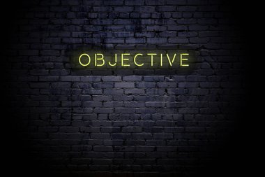 Neon yazıt amacı ile vurgulanmış tuğla duvar