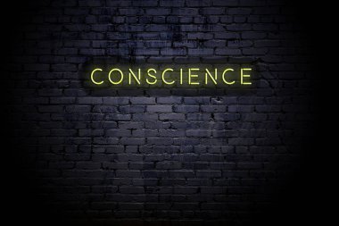 Neon yazıt vicdan ile vurgulu tuğla duvar