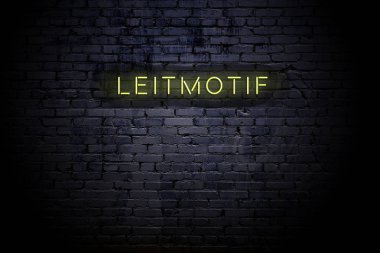 Neon yazıtlı leitmotifli vurgulu tuğla duvar