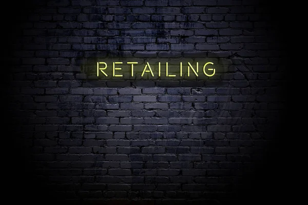 Markerad tegelvägg med neoninskrift detaljhandel — Stockfoto