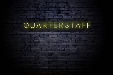 Neon yazıtquarterstaff ile vurgulu tuğla duvar