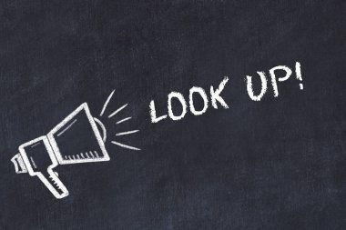 Hoparlör ve el yazısı kısa sloganı ile tebeşir kurulu kroki