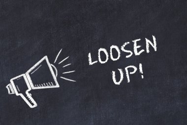 Hoparlör ve el yazısı kısa sloganı ile tebeşir kurulu kroki