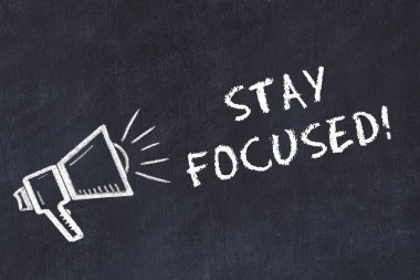 Hoparlör ve el yazısı kısa sloganı ile tebeşir kurulu kroki