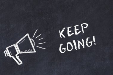 Hoparlör ve el yazısı kısa sloganı ile tebeşir kurulu kroki