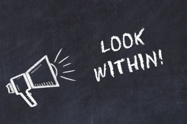 Hoparlör ve el yazısı kısa sloganı ile tebeşir kurulu kroki