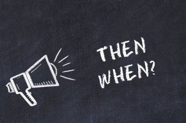 Hoparlör ve el yazısı kısa sloganı ile tebeşir kurulu kroki