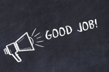 Hoparlör ve el yazısı kısa sloganı ile tebeşir kurulu kroki