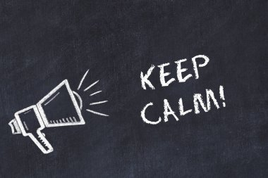 Hoparlör ve el yazısı kısa sloganı ile tebeşir kurulu kroki