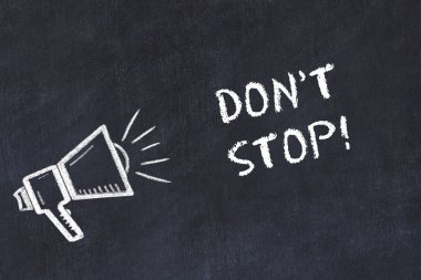 Hoparlör ve el yazısı kısa sloganı ile tebeşir kurulu kroki