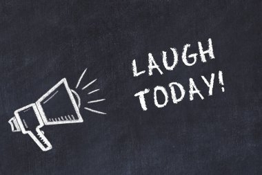 Hoparlör ve el yazısı kısa sloganı ile tebeşir kurulu kroki