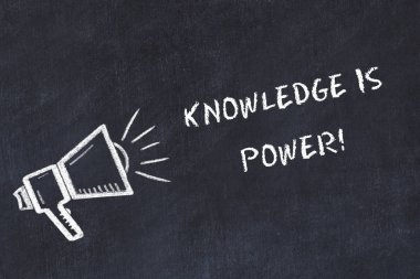 Hoparlör ve el yazısı kısa sloganı ile tebeşir kurulu kroki