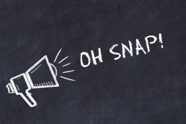 Hoparlör ve el yazısı kısa sloganı ile tebeşir kurulu kroki