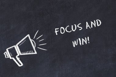 Hoparlör ve el yazısı kısa sloganı ile tebeşir kurulu kroki