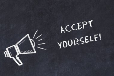 Hoparlör ve el yazısı kısa sloganı ile tebeşir kurulu kroki