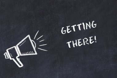 Hoparlör ve el yazısı kısa sloganı ile tebeşir kurulu kroki