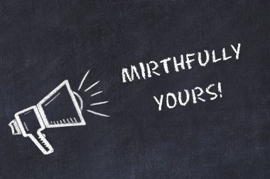 Hoparlör ve el yazısı kısa sloganı ile tebeşir kurulu kroki