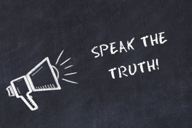 Hoparlör ve el yazısı kısa sloganı ile tebeşir kurulu kroki