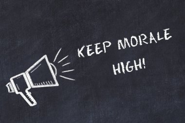 Hoparlör ve el yazısı kısa sloganı ile tebeşir kurulu kroki
