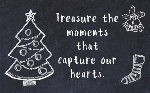 Dibujo del árbol de Navidad y saludos escritos a mano en pizarra negra — Foto de Stock