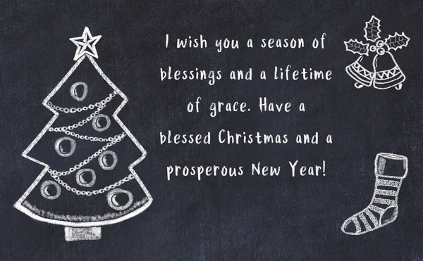 Karácsonyfa rajza és kézzel írott üdvözlet fekete táblán — Stock Fotó