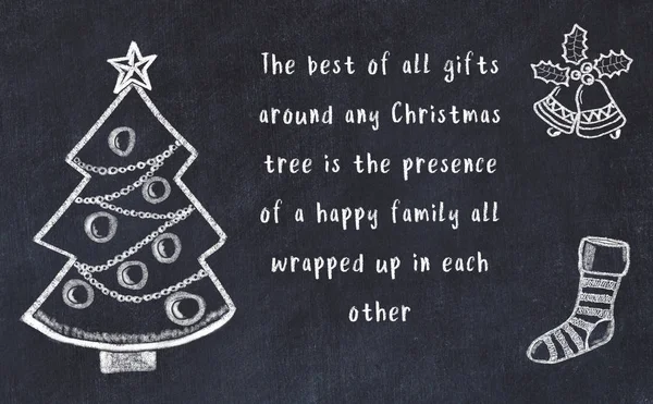 Dibujo del árbol de Navidad y saludos escritos a mano en pizarra negra —  Fotos de Stock