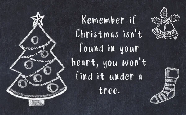 Dibujo del árbol de Navidad y saludos escritos a mano en pizarra negra —  Fotos de Stock