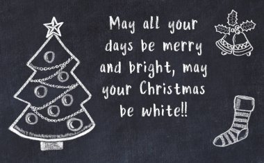 Yılbaşı ağacı çizimi ve siyah karatahtaya el yazısıyla selamlama 