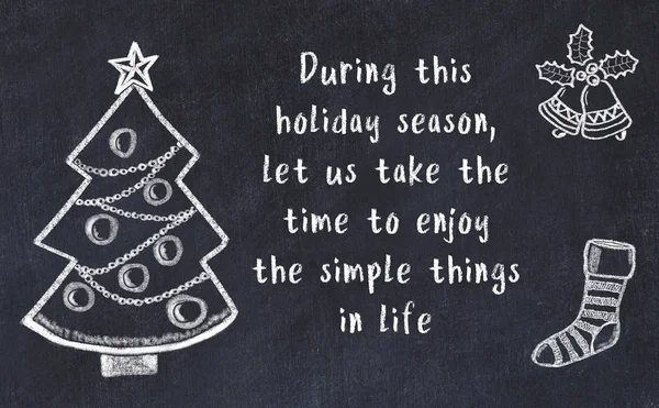 Kresba vánočního stromku a ručně psané pozdravy na černé tabuli — Stock fotografie