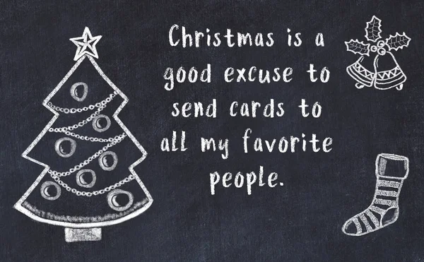 在黑色黑板上画出圣诞树和手写的问候语 — 图库照片