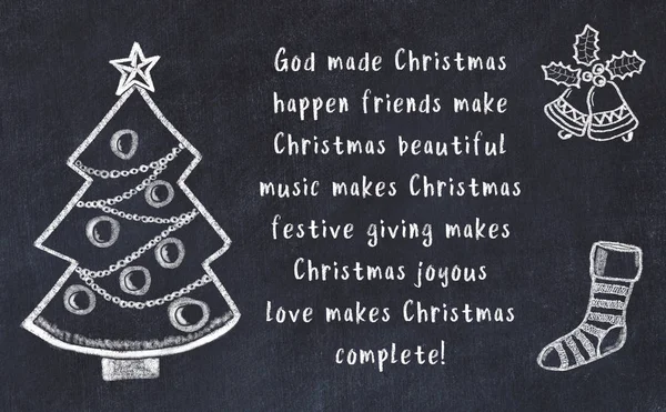 Рисунок рождественской елки и рукописное поздравление на черной доске — стоковое фото